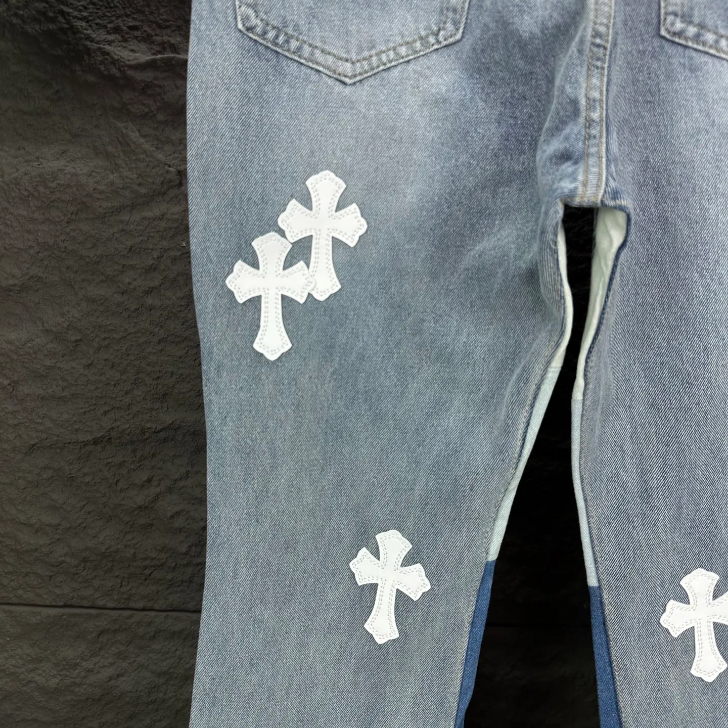 P260 GALLERY DEPT. & Croixin co-branded 2025 new spliced ​​white cross patch leather couple's bootcut jeans 🔥High version🔥High version🔥 Top ceiling quality Styles with different washed textures are very friendly to people with thin legs and thick legs. The bootcut version is very flattering to the leg shape. Moderate length that never goes out of style, easy to match with casually, basic styling for various styles, a must-have in the wardrobe! The fabric is stiff but also makes the upper body soft without losing texture. The washing process is even more perfect. It is a must-have item for everyone! ! ! Washed wheat, hangtag, pants label, complete with three labels Color: light blue Size: 28, 30, 32, 34, 36 (five sizes)